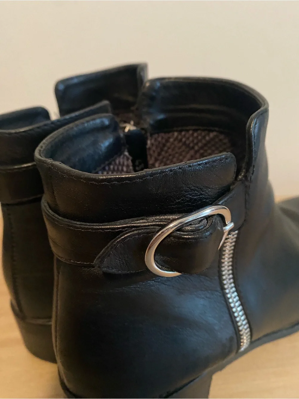 Aquatalia Black Leather Ankle Boots Size 9 Buckle Zip Made in Italy